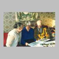 104-1105 Elfriede Wanning, Marianne Klein und Bruno Tiedtke beim Betrachten alter Fotos aus Stobingen.jpg